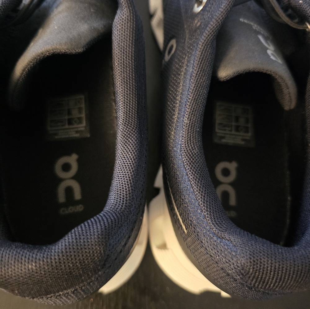 On CLOUD Running Black and White Sneakers Like New - Picture 9 of 11